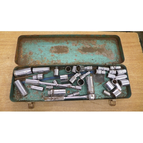 2030 - A plastic tub containing a quantity of steel items including axle stands, Record 24 stilson wrench, ... 