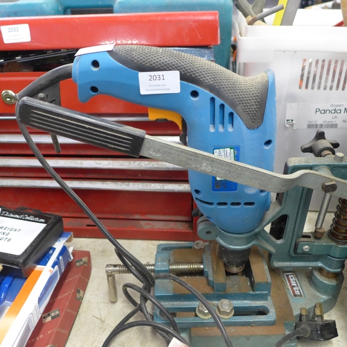 2031 - A Clarke (HD820) hammer drill and a Clarke metal worker drill stand with attached vice