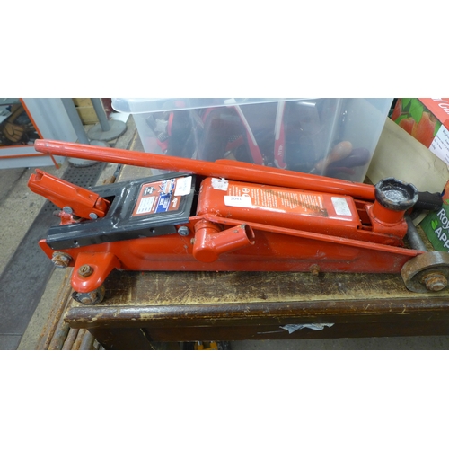 2041 - An Automotive Range 2.5 tonne jack