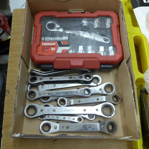 2069 - A set of ratchet spanners