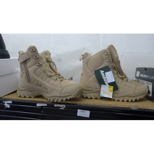 2096 - A pair of size 4 hiking boots