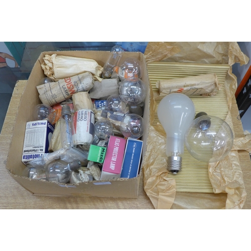 2133 - A quantity of light bulbs, assorted vintage light bulbs for radio projectors, etc.