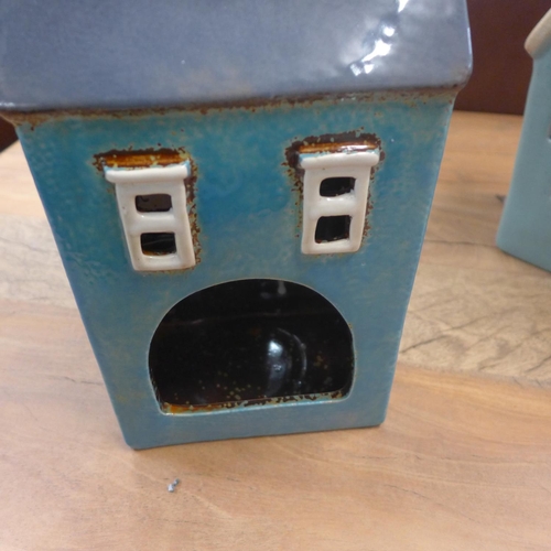 1324 - A ceramic tealight house, H 24cms (572108)   #