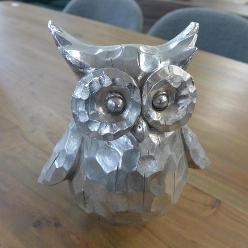 1375 - An olive silver ceramic owl, H 12cms (2171410)   #