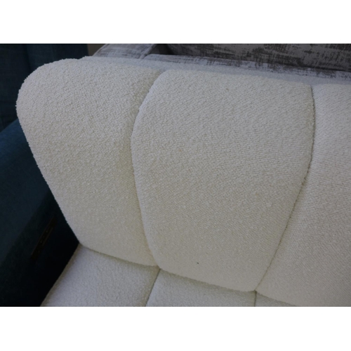 1521 - A white upholstered bench seat