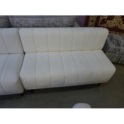 1522 - A white upholstered bench seat