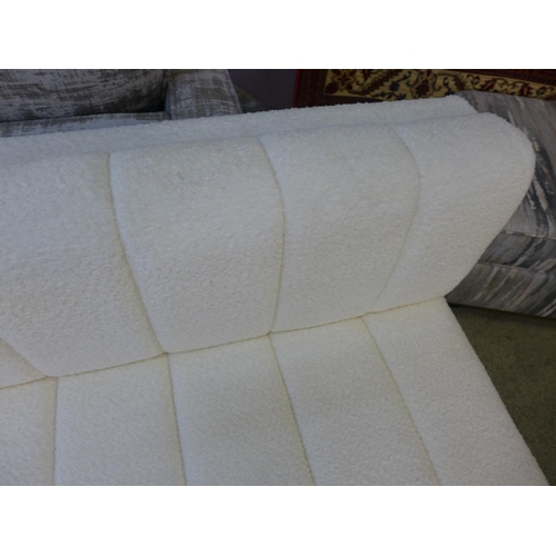 1522 - A white upholstered bench seat