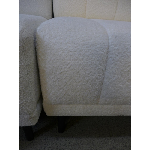 1522 - A white upholstered bench seat