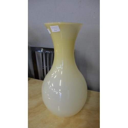 1567 - A yellow glass vase