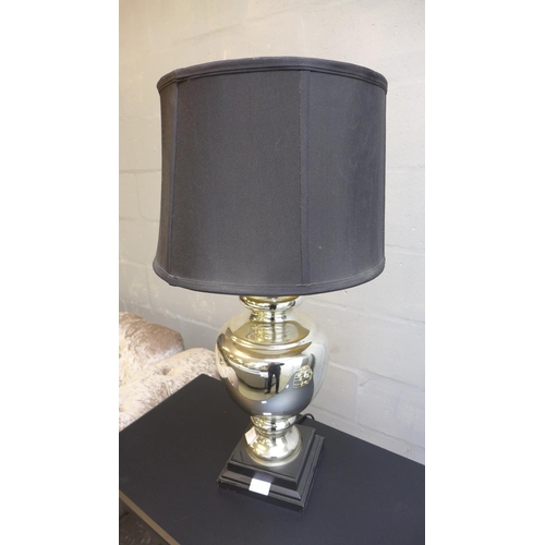 1581 - A black and chrome table lamp