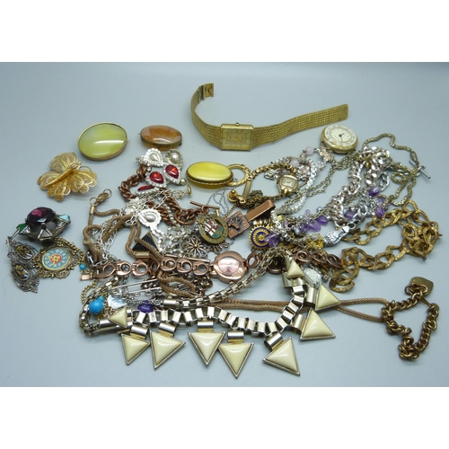 1009 - A collection of costume jewellery