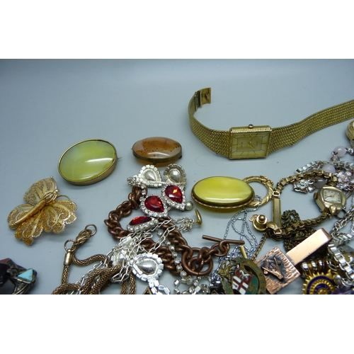 1009 - A collection of costume jewellery