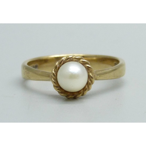 1030 - A 9ct gold and pearl ring, 2.8g, Q