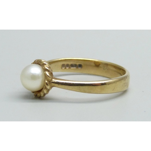 1030 - A 9ct gold and pearl ring, 2.8g, Q