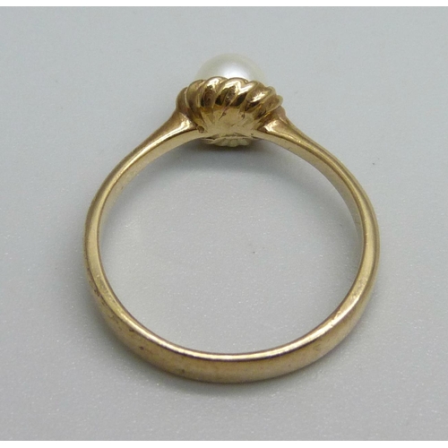 1030 - A 9ct gold and pearl ring, 2.8g, Q