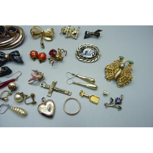 1038 - Assorted vintage jewellery, (one butterfly brooch lacking pin)