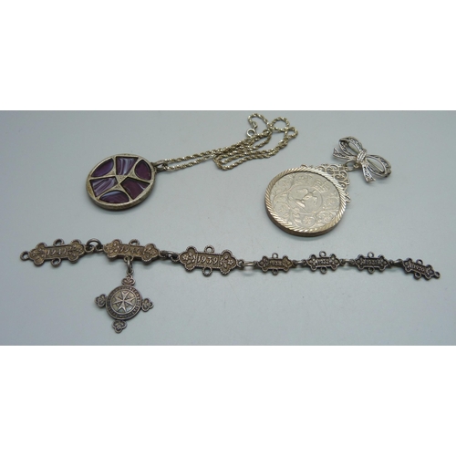 1043 - Silver St. John's year bars, 21.9g, a thistle pendant on a silver chain and a 1977 crown in a silver... 