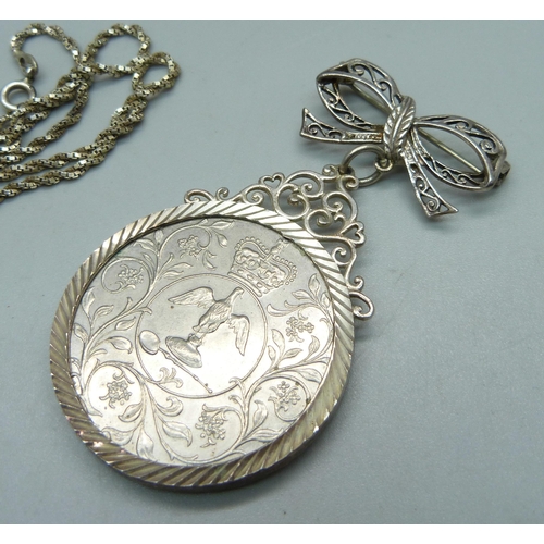 1043 - Silver St. John's year bars, 21.9g, a thistle pendant on a silver chain and a 1977 crown in a silver... 