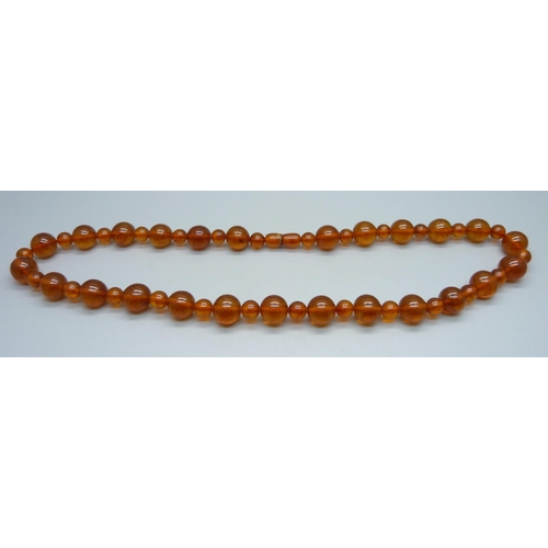 1046 - An amber bead necklet, 64g