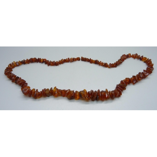 1048 - A graduated amber necklet, 46g