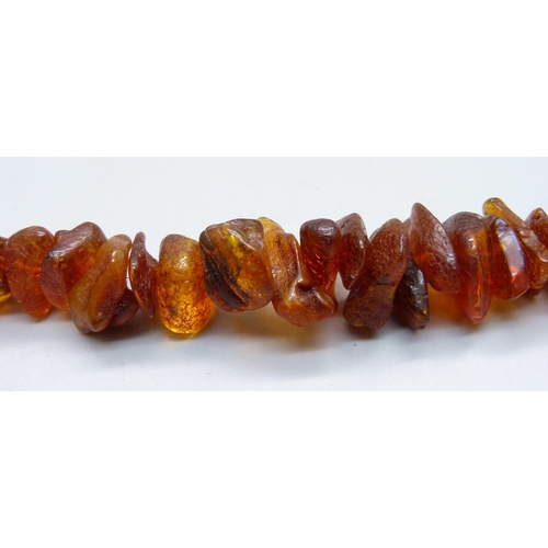 1048 - A graduated amber necklet, 46g