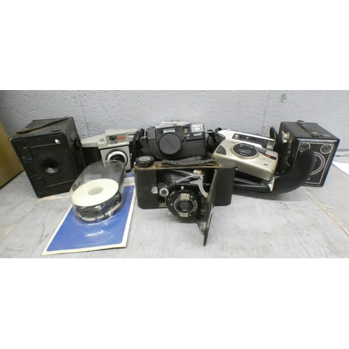 1059 - A collection of cameras including Kodak and Halina **PLEASE NOTE THIS LOT IS NOT ELIGIBLE FOR POSTIN... 