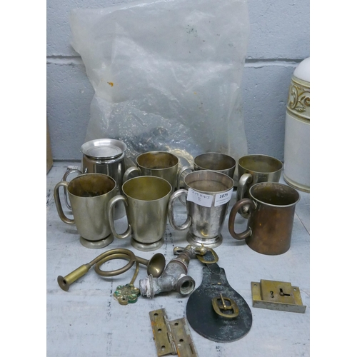 1075 - A collection of tankards including Nottingham and horse brasses **PLEASE NOTE THIS LOT IS NOT ELIGIB... 