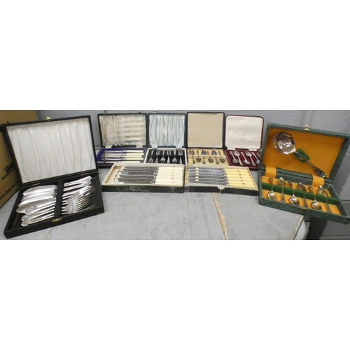 1094 - A collection of flatware, eight boxes/cases, including grapefruit spoons **PLEASE NOTE THIS LOT IS N... 