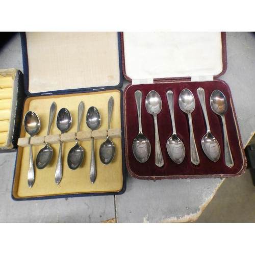 1094 - A collection of flatware, eight boxes/cases, including grapefruit spoons **PLEASE NOTE THIS LOT IS N... 