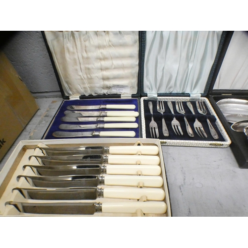 1094 - A collection of flatware, eight boxes/cases, including grapefruit spoons **PLEASE NOTE THIS LOT IS N... 