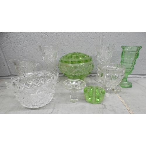 1095 - A collection of glassware **PLEASE NOTE THIS LOT IS NOT ELIGIBLE FOR POSTING AND PACKING**