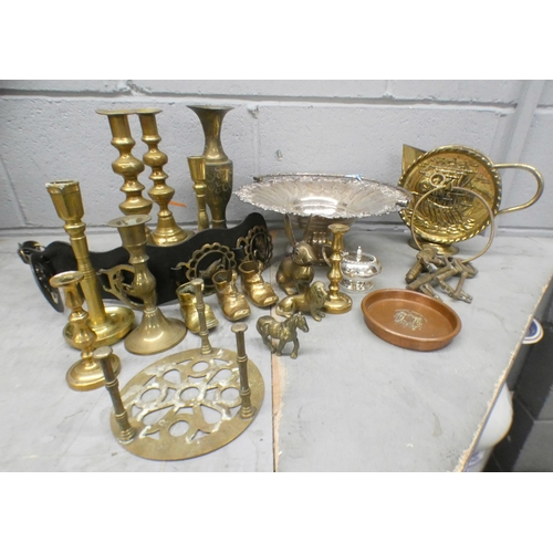 1097 - A box of metalwares including brass candlesticks, silver plate, etc. **PLEASE NOTE THIS LOT IS NOT E... 