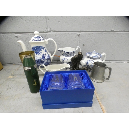 1104 - Blue and white china, two glasses with golfer motifs, a gold drinks flask with cups, a metal figure,... 