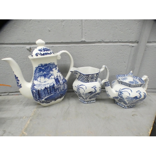 1104 - Blue and white china, two glasses with golfer motifs, a gold drinks flask with cups, a metal figure,... 