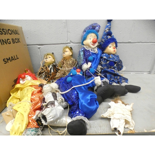 1111 - A box of seven clown puppets **PLEASE NOTE THIS LOT IS NOT ELIGIBLE FOR POSTING AND PACKING**