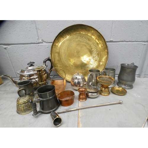 1113 - Assorted glass and metalware **PLEASE NOTE THIS LOT IS NOT ELIGIBLE FOR POSTING AND PACKING**