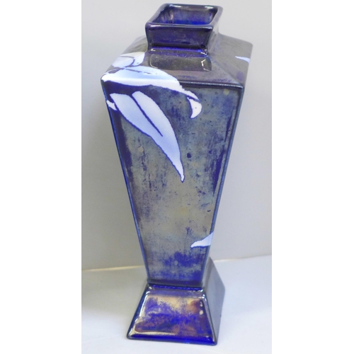 616 - Two Shelley Art Deco vases