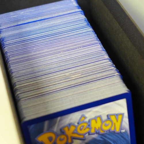 643 - 400 Pokemon cards in collectors box