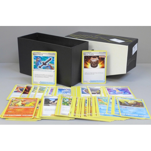 659 - 400 Pokemon cards in collectors box