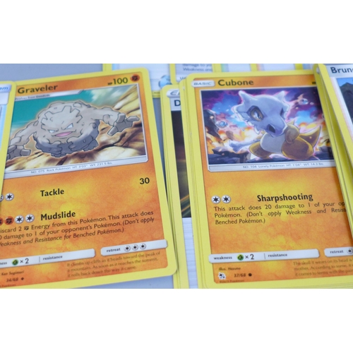 659 - 400 Pokemon cards in collectors box