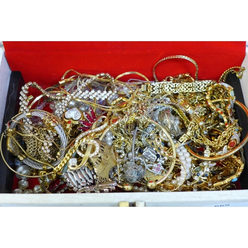 669 - A case of costume jewellery