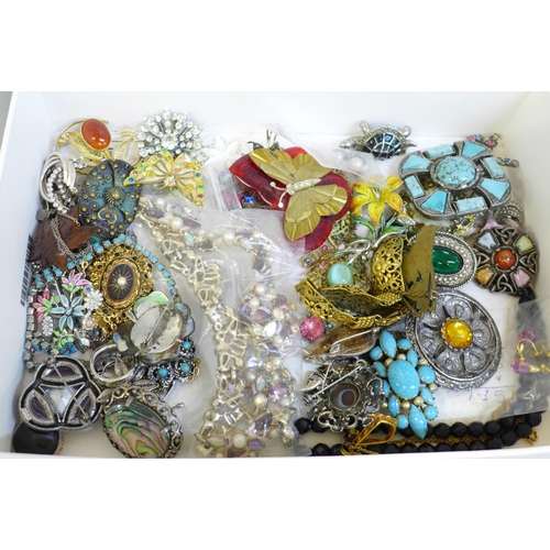 684 - A case of vintage costume jewellery