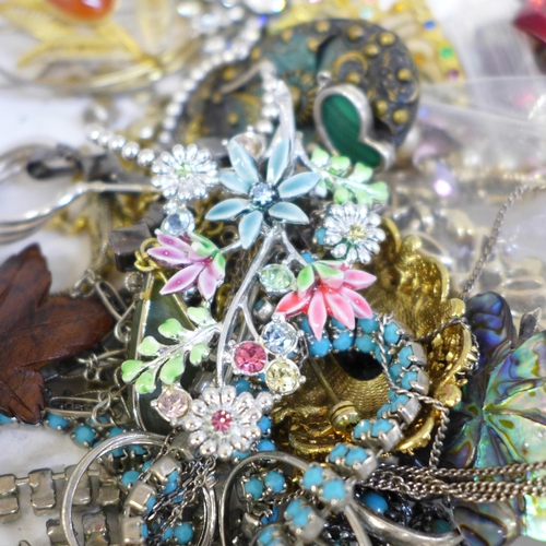 684 - A case of vintage costume jewellery