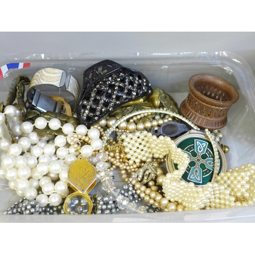 697 - A collection of costume jewellery and other assorted items