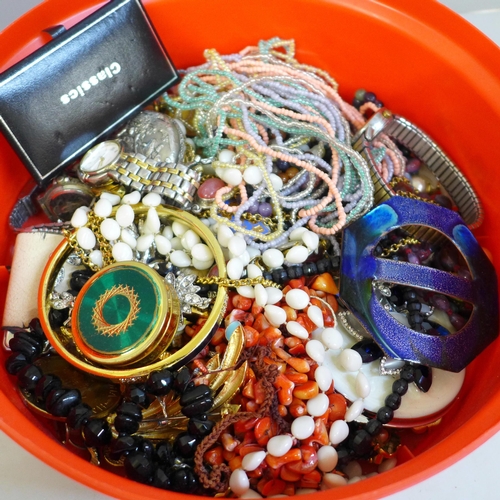 700 - A tub of costume jewellery