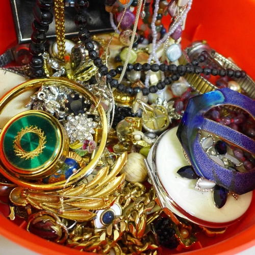 700 - A tub of costume jewellery