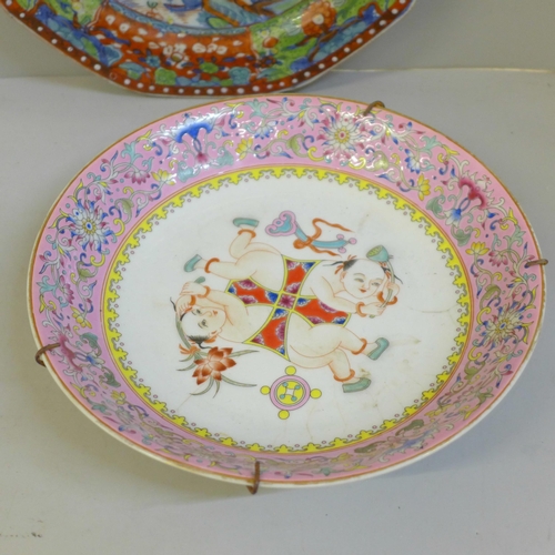 712 - A hand painted Chinese plate and dish