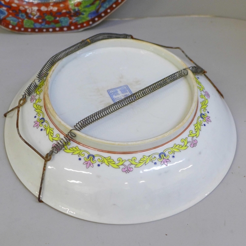 712 - A hand painted Chinese plate and dish