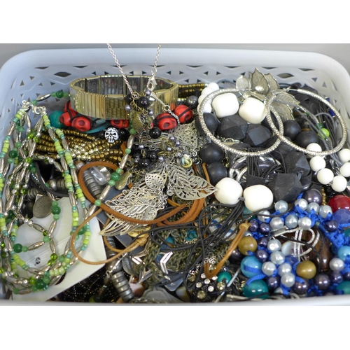 774 - A tub of costume jewellery