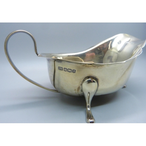 859 - A silver sauce boat, 150g